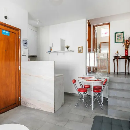 Flores Apartment *